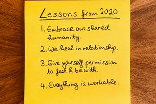 A yellow post-it note with four lessons from 2020