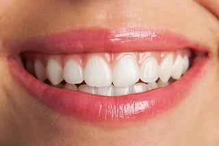 दांतों को तुरंत सफेद कैसे करें: आसान और प्रभावी तरीके