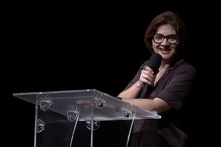 O que há de problemático na teologia de Andrea Vargas?