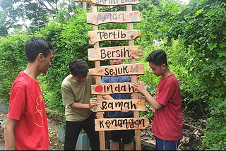 Proses Pemasangan Plakat dan Pallet Untuk Kampung Telang Di Dusun Donorejo