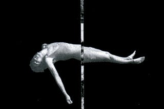 Imagen recortada de la portada “Tristes Noticias del Imperio”. Se ve un hombre en posición horizontal suspendido en el aire, con los brazos colgando y una línea vertical que lo atraviesa en el medio.