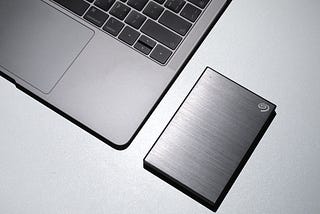 MacBook mit externer Festplatte