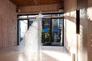 沖津雄司による東京のギャラリー、ミツメで披露された差し込む光を浮き彫りにするインスタレーション「highlight」