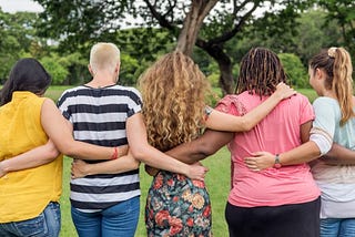 Como criar um grupo de conscientização feminina em sua área local