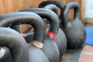 A line of kettlebells sitting next to each other.