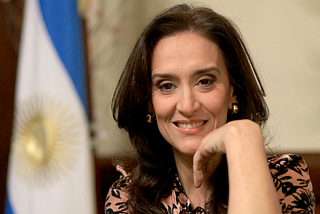 Estilo Político: Gabriela Michetti y la practicidad del perchero