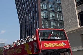 Eeyou! Red tourist bus, I hate you so much!