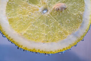 lemon slice in water