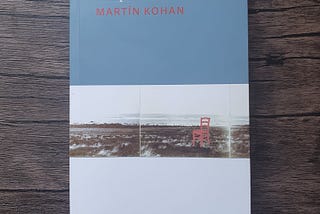 Reseña de “Cuerpo a tierra” de Martín Kohan, Eterna Cadencia, 2015.