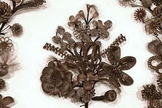 La belleza, la muerte y el duelo: Apuntes sobre el arte de bordar el cabello en piezas fúnebres…