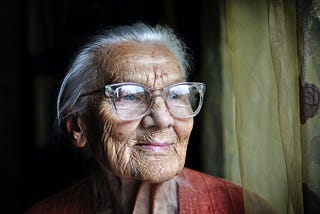 Anciana mejorada con unas gafas