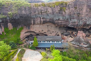 A “cave family” was discovered in the mountains of Hunan Province.