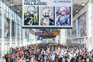 A hallway filled to bursting with gamers, above them a poster advertising the Hoyoverse games Zenless Zone Zero, Genshin Impact and Honkai Star Rail)