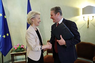 Ursula von der Leyen & Sir Keir Strarmer shaking hands