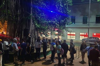 1 — Jovens reunidos na Praça Alencastro para a Batalha da Alencastro. (Foto: Mariana da Silva)