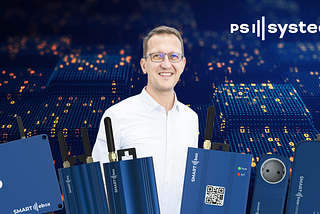 Michael Knöpfle, Geschäftsführer der PSsystec GmbH, vor digitalem Datenhintergrund mit verschiedenen IoT-Geräten aus der SMARTbox-Reihe — darunter SMARTebox, SMARTbox, SMARTbox nanoIO, SMARTsocket und weitere IoT-Gateways.