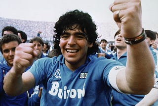 CI LASCIA MARADONA, UN MITO SENZA TEMPO