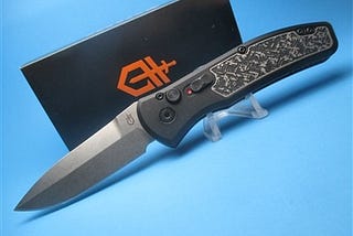 Get your preferred Italian stiletto with highly serrated blades and robust handles with anti-skid grips