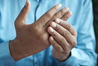 How come certain individuals with rheumatoid arthritis experience pain devoid of inflammation?