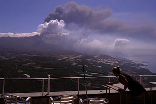 La Palma volta a fechar aeroporto devido à nova erupção de vulcão