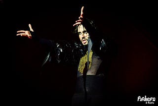Johnny Hooker não é homem nem mulher. É uma entidade!