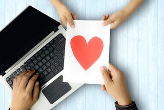 Imagem ilustrativa de um notebook e um card com um coração.