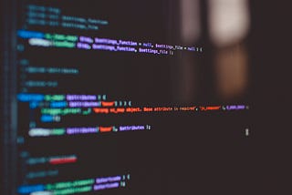Computer scherm met een code editor open die code voor een website bevat.