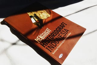 Kesadaran Sejarah
(Ulasan buku Menggugat Historiografi Indonesia)