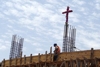 Celebrating Mexican construction workers on día de la Santa Cruz