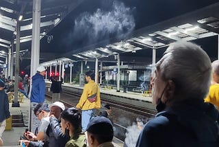 Di Stasiun Cirebon Prujakan, Kereta Ini Berhenti Lama