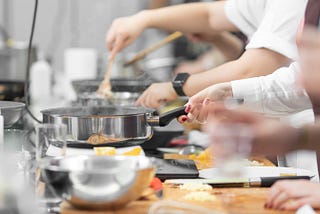 إتقان إدارة المطبخ في صناعة الطهي: دليل شامل