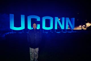 01: บรรยากาศของป้ายไฟ UCONN ที่ส่องสว่างในช่วงดึกสงัดของคืนหนึ่ง