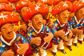 Illustrative image of clay statues of “cangaceiros”.