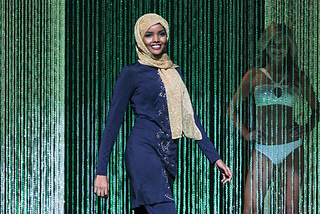 Halima Aden bricht auf ihrem Weg zum bekanntesten Hijab-Model mit vielen Konventionen der…