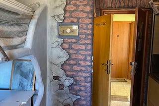 Painting a Realistic Crumbling Brick Wall