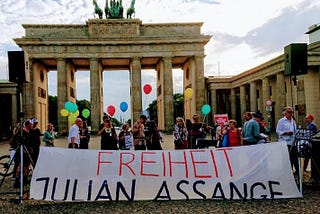 49. Geburtstag des Wikileaks-Gründers und unschuldig eingesperrten Journalisten Julian Assange