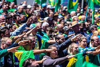 Apoiadores do Presidente imitam a saudação nazista.