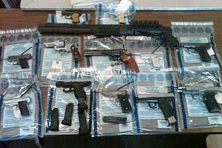 In USA la polizia sta comprando le armi dei criminali, sembra che funzioni