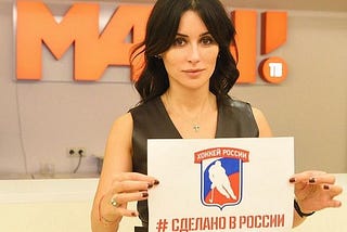 Хоккейно-футбольный телесрач как копия программ “покупай российское” для ритейла.