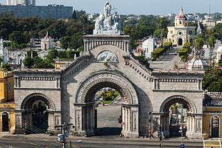 Descuidos silentes en el cementerio de Colón