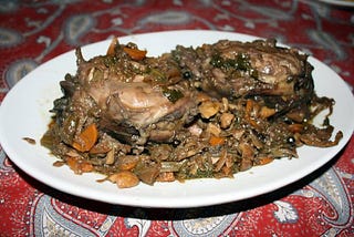 Stinco di maiale con castagne e funghi secchi