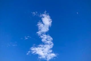 Dans le ciel bleu de Barcelone, un grand nuage à la forme du Royaume-Uni #SilentSunday Nuages et attachements © 2024 Gilles Denizot