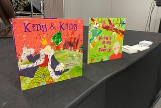 Portadas de los álbumes King & King y King & King & Family.