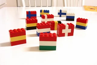 Steagurile unor țări din UE, făcute din LEGO.