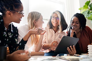 Empoderando mujeres en tecnología: Consejos e inspiración de líderes del sector