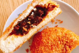 ファミマで買える新宿中村屋の味? ホットスナック「特製カレーパン」