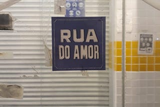 adesivo colado no vidro de um ponto de ônibus “Rua do amor”