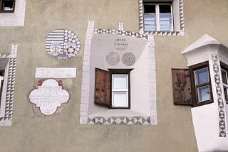 A town house in Pontresina located on via Maistra dating from 1709, lovingly restored in 2003. The sgrafitto features the family crests and historical references to the owners and occupants. The adorning patterns are geometric in nature and highlight the organic shapes of the window sills and bay window architecture.