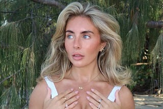 2000 Men, a Glass Box, and a Woman to Be Fucked