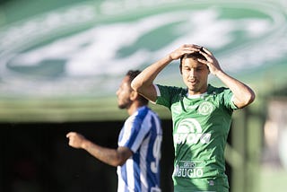 Mike, meio-campista da Chapecoense, com as mãos na cabeça durante a final do Campeonato Catarinense de 2021.